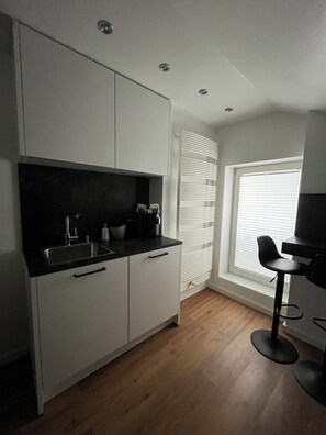 Fridge, stovetop, dishwasher, coffee/tea maker