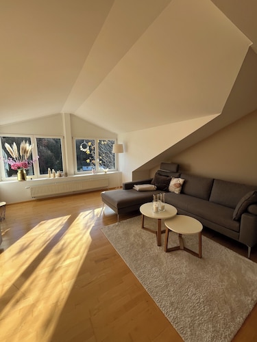 Traumhafte Dachgeschoss Ferienwohnung mit Balkon und direktem Waldblick