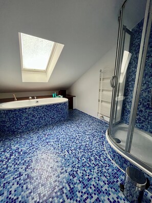 Dusche, Haartrockner, Handtücher, Seife