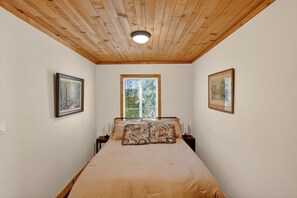 1 bedroom, WiFi, bed sheets - NEW! Rouge Cobb Mountain Hotel - Cabin 1 (Cobb)
