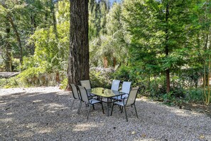 Outdoor dining - NEW! Rouge Cobb Mountain Hotel - Cabin 1 (Cobb)