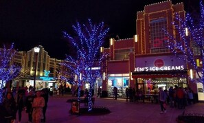 A shopping area with a prominent ice cream store named "Jeni's Ice Creams". - Modern King Loft Parking W D Wifi Pool (Westerville)