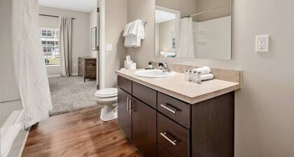 Pet-friendly 2BR On 1st Floor Parking W D