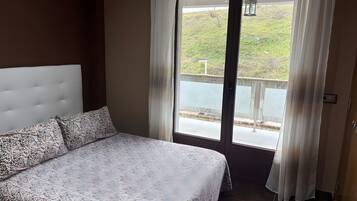 Tabla de planchar con plancha, wifi y ropa de cama