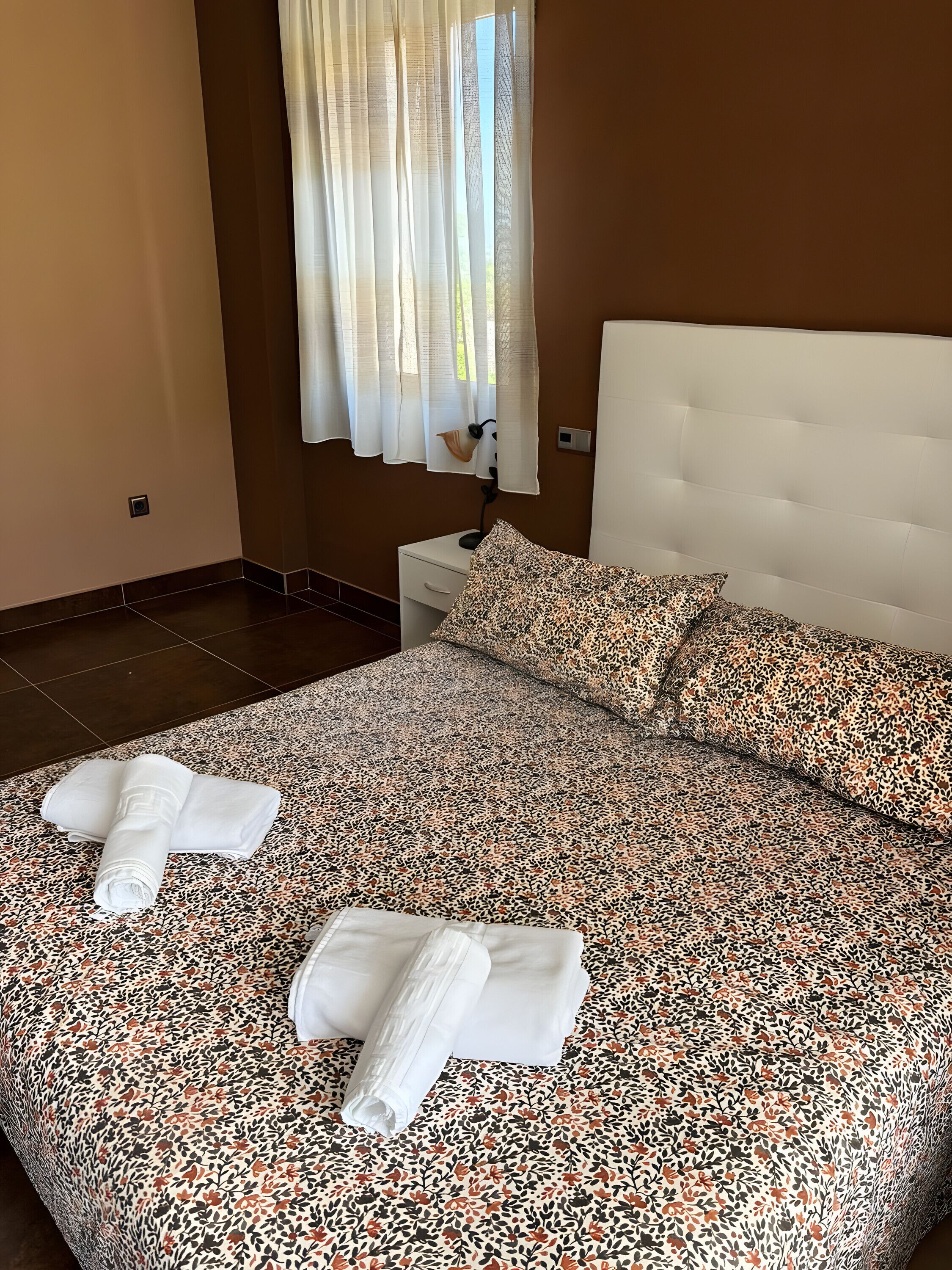 4 habitaciones, tabla de planchar con plancha, wifi y ropa de cama 