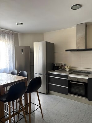 Refrigerador, microondas, horno, placa de cocina