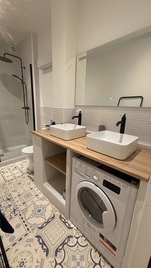 Shower, hair dryer, towels - Sur le Quai d'Aristide - 1 Bedroom (Tulle)