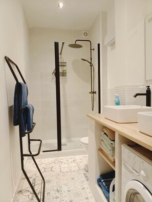 Shower, hair dryer, towels