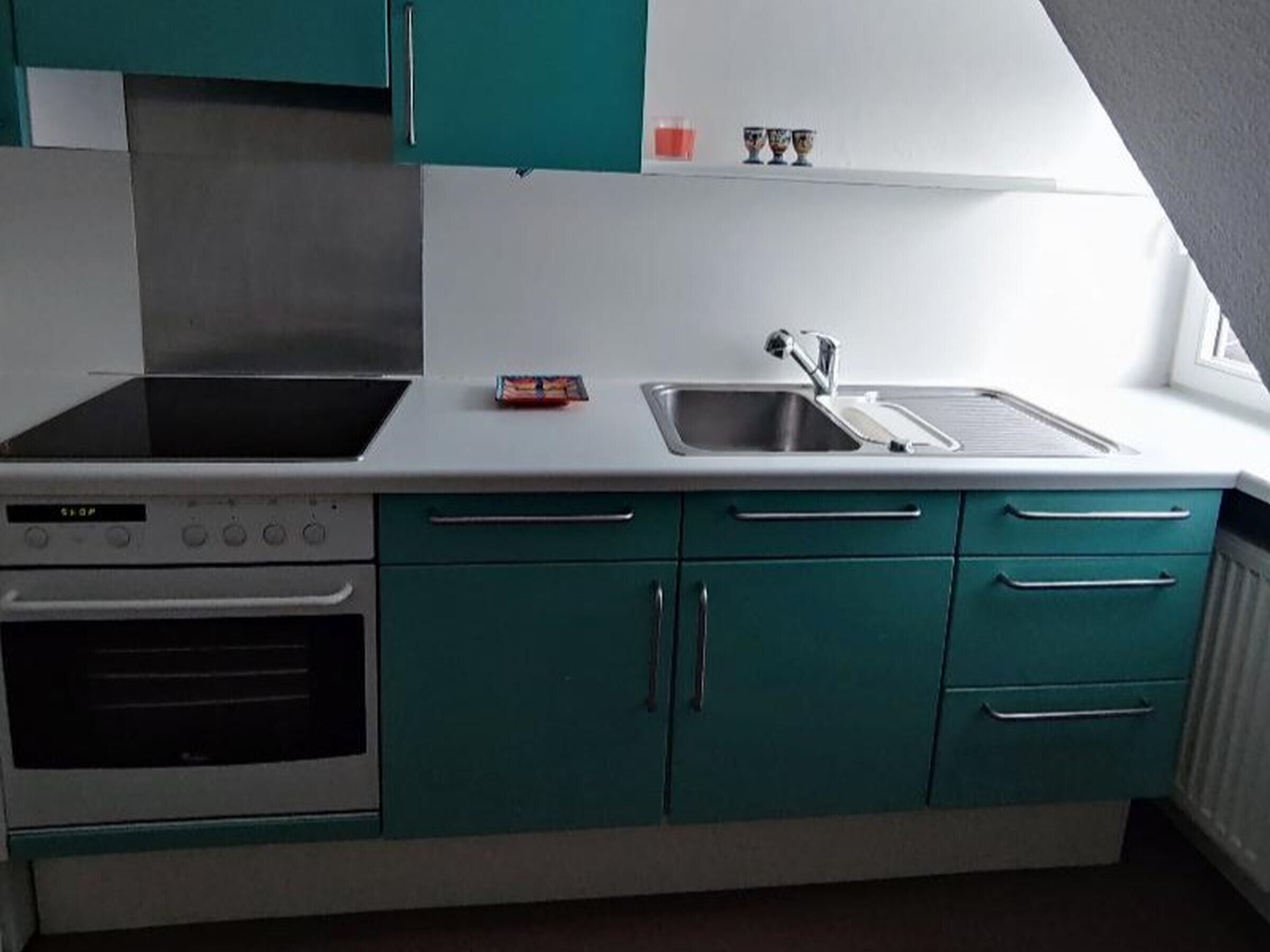 Réfrigérateur, four, plaque de cuisson, cafetière/bouilloire