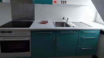 Kühlschrank, Ofen, Herdplatte, Wasserkocher mit Kaffee-/Teezubehör