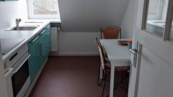 Kühlschrank, Ofen, Herdplatte, Wasserkocher mit Kaffee-/Teezubehör