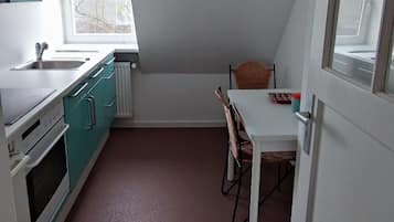 Kühlschrank, Ofen, Herdplatte, Wasserkocher mit Kaffee-/Teezubehör