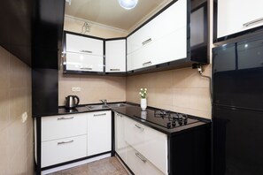 Basic Apartment, Balcony, City View | Private kitchen | Full-size fridge, stovetop, electric kettle, cookware/dishes/utensils - Apartments by Luxe Group KO100 (Yerevan)