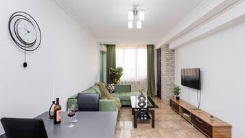 Standaard appartement, uitzicht op de stad | Woonruimte | Een 50-inch flatscreentelevisie met kabelzenders