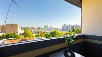 Eenvoudig appartement, balkon, uitzicht op de stad | Balkon