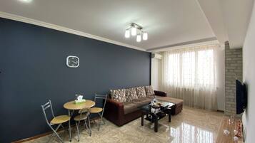 Standard-Apartment, Stadtblick | Wohnbereich | 50-Zoll-Flachbildfernseher mit Kabelempfang