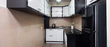 Appartamento Basic, balcone, vista città | Cucina privata | Frigorifero con congelatore, piano cottura, bollitore elettrico