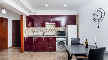 Appartement Standard, vue ville | Cuisine privée | Grand réfrigérateur, plaque de cuisson, bouilloire électrique