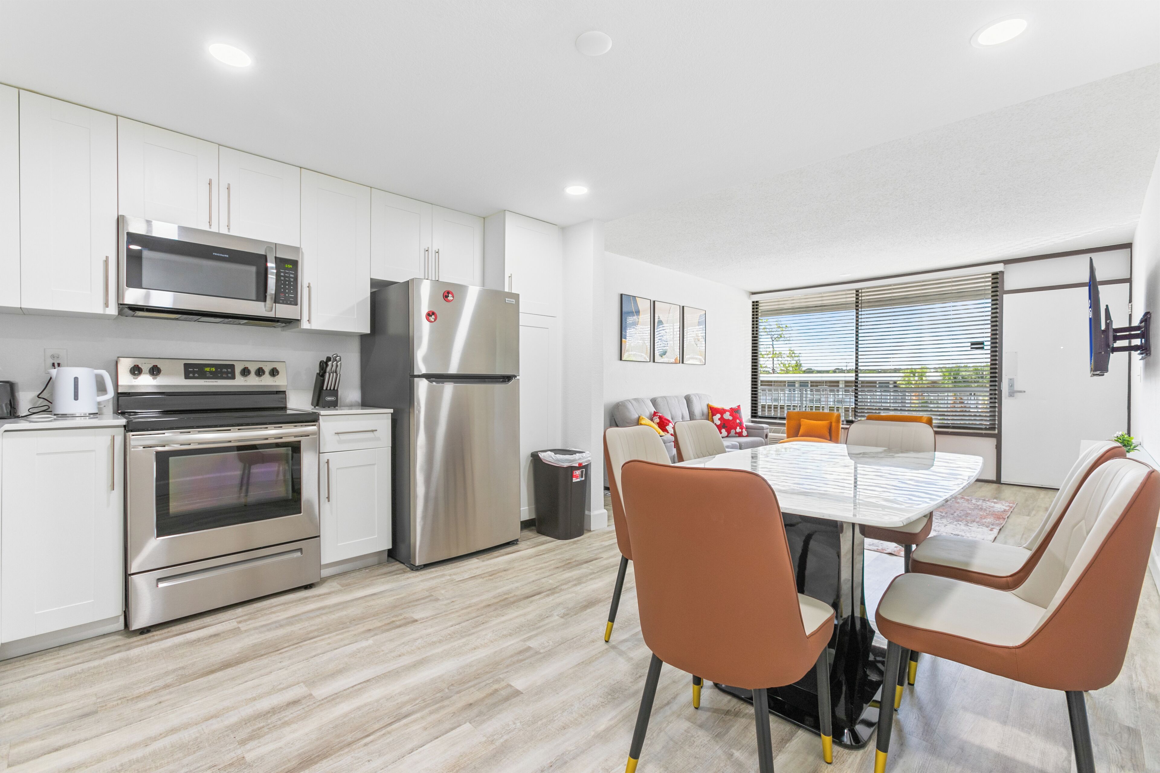 Een microgolfoven, een oven, een kookplaat, een vaatwasser