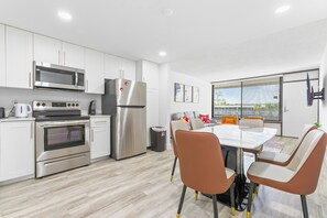 Micro-ondes, four, plaque de cuisson, lave-vaisselle