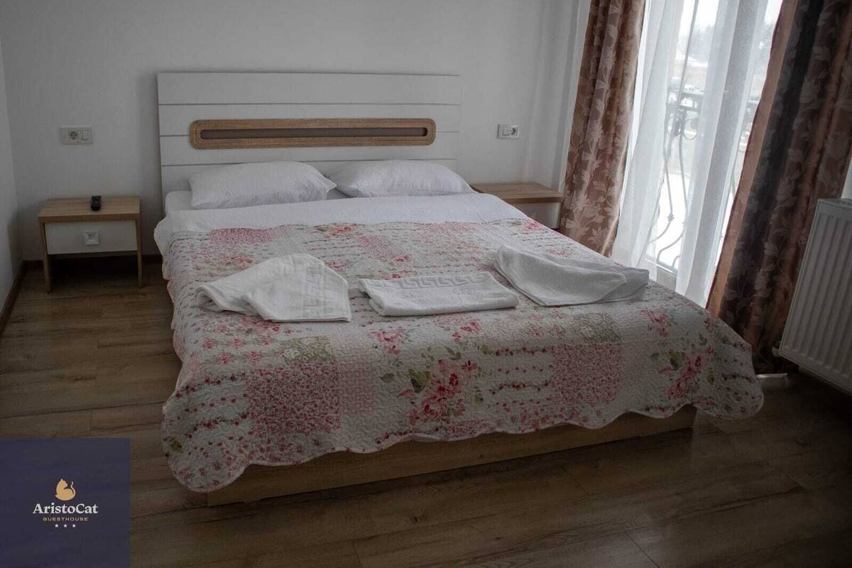 Double Room, Patio, Hill View | WiFi (free)