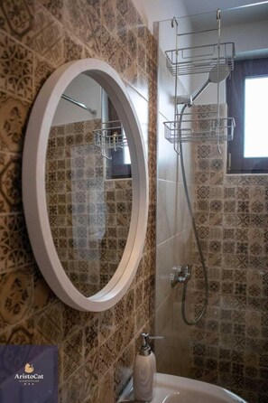 Tweepersoonskamer, balkon, uitzicht op bergen | Badkamer | Een douche, gratis toiletartikelen, een haardroger, handdoeken