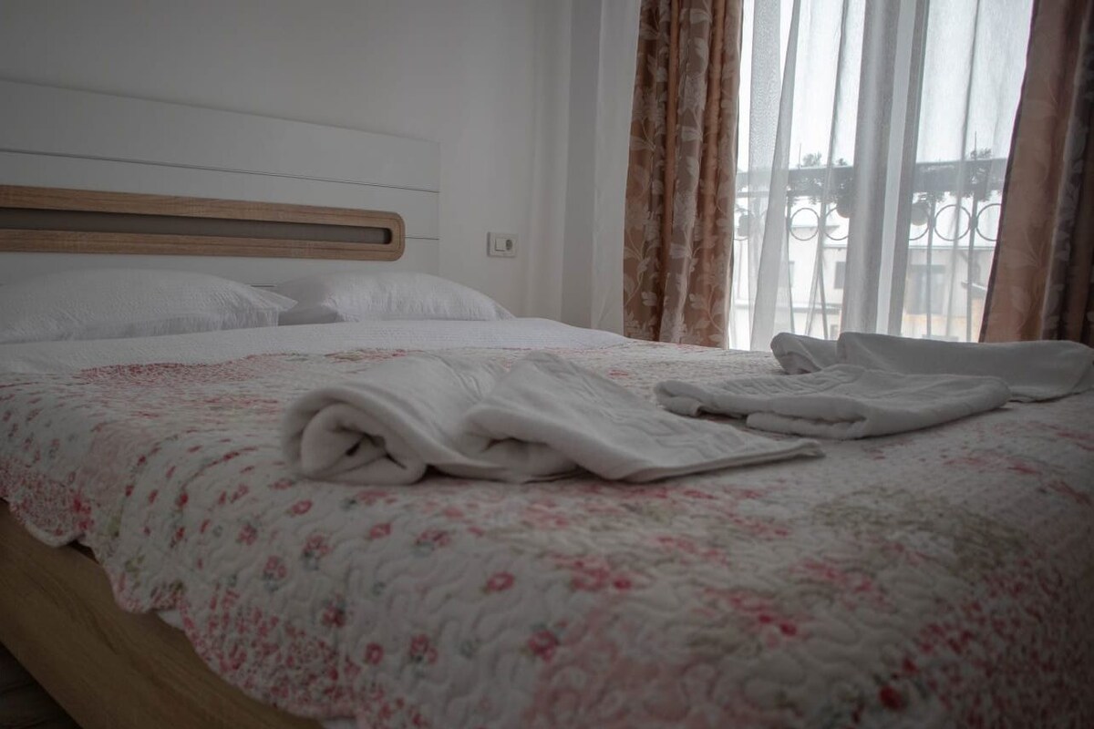Tweepersoonskamer, balkon, uitzicht op bergen | Gratis wifi