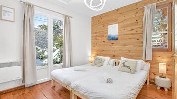 3 bedrooms, iron/ironing board, WiFi, bed sheets