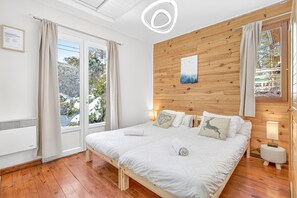 3 bedrooms, iron/ironing board, WiFi, bed sheets