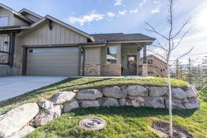Exterior - Mountain Retreat - Hot Tub Media Room Gourmet Kitchen relaxing deck w/firepit (Kamas)