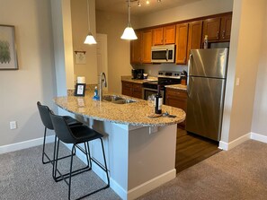Apartment | 2 bedrooms - 2BR Water Views W D Walkable Pool Gym (Westerville)