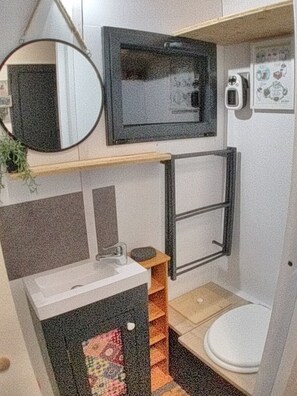 Een douche, een haardroger, handdoeken