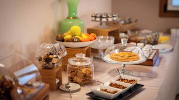 TĂ€gliches inbegriffenes FrĂŒhstĂŒcksbuffet