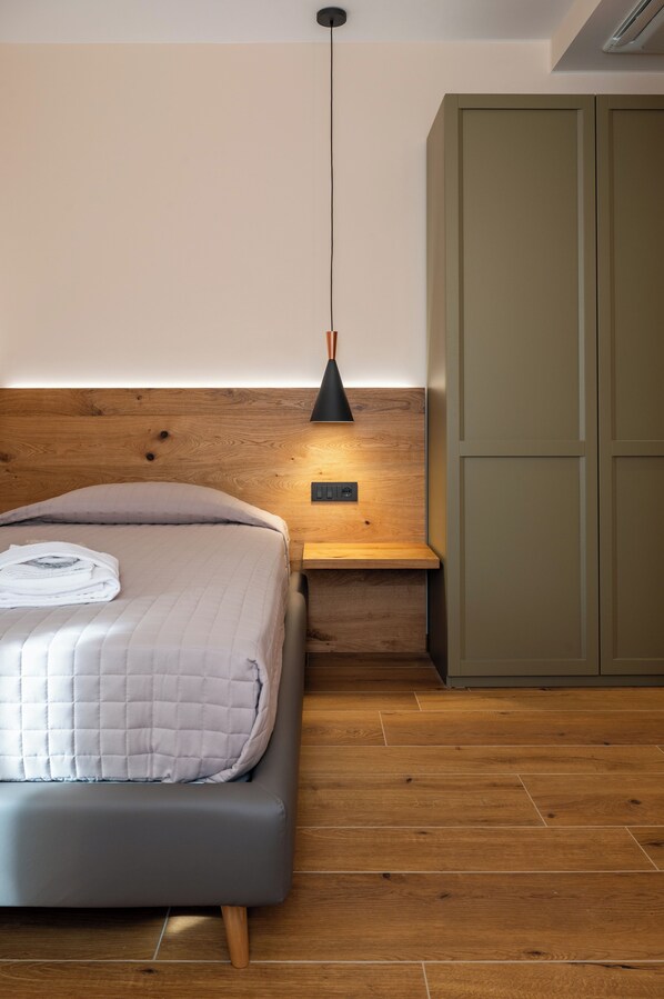 Comfort Single Room | In-room safe, desk, soundproofing, free WiFi