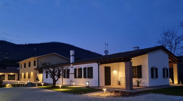 A modern two-story house with a covered patio, a well-maintained lawn, and a mountain backdrop. - Aura - Dimore ad Arquà Petrarca (Arquà Petrarca)