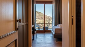 Una habitación de hotel con una cama, un escritorio y vistas al exterior.
