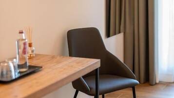 Tripla familiare | Una cassaforte in camera, una scrivania, insonorizzazione