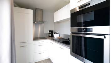 Een microgolfoven, een oven, een kookplaat, een vaatwasser