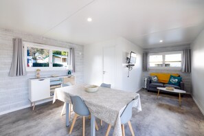 TV - Charming Chalet by the Lake (Caurel)