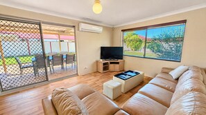 Smart TV, ping pong - Holiday Retreat on Lorikeet (Broadwater)