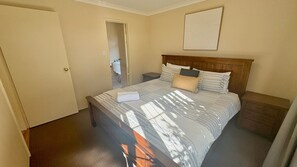 4 室のベッドルーム、アイロン / アイロン台、WiFi (無料)、ベッドシーツ