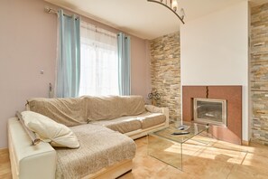 TV, fireplace, DVD player, stereo