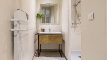 Een douche, een haardroger, handdoeken