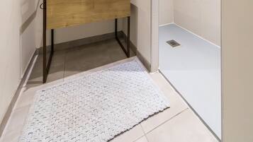 Een douche, een haardroger, handdoeken