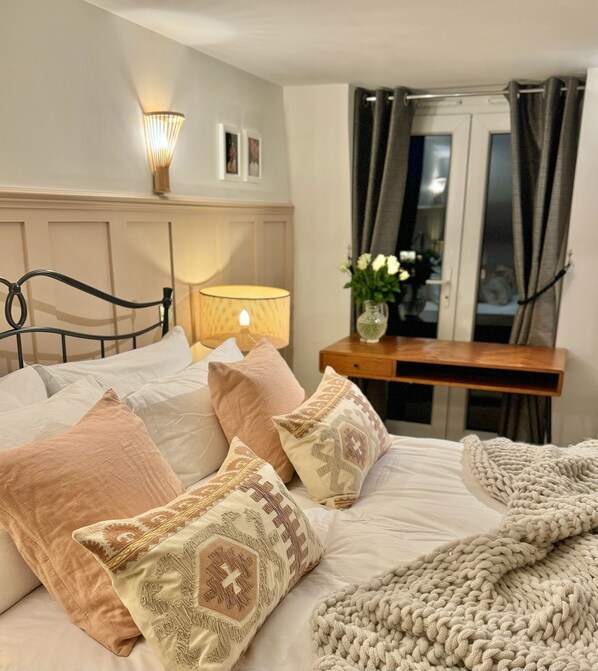 2 bedrooms, iron/ironing board, internet, bed sheets