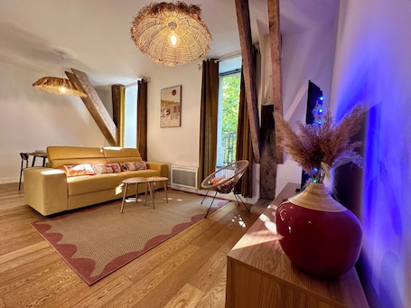 TV. T2 "Mediterranean" apartment in the center of Narbonne