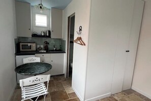 Réfrigérateur, micro-ondes, plaque de cuisson, cafetière/bouilloire