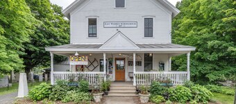 Sugarbush Getaway â Comfortable Studio with Balcony & Value