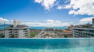 Apartamento básico | Piscina | Una piscina al aire libre