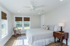 10 bedrooms, WiFi, bed sheets - Retreat to the country. Three updated farmhouses, 28 acres, pickleball court. (Coldspring)